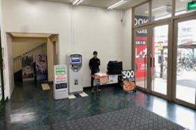【フタバ図書TSUTAYA 海田店】プロモーションや物販に最適な風除室内のイベントスペース
