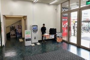【フタバ図書TSUTAYA 海田店】プロモーションや物販に最適な風除室内のイベントスペース
