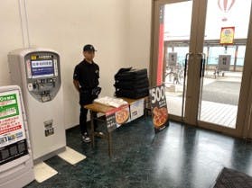 【フタバ図書TSUTAYA 海田店】プロモーションや物販に最適な風除室内のイベントスペース