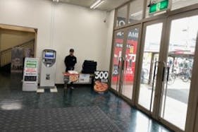 【フタバ図書TSUTAYA 海田店】プロモーションや物販に最適な風除室内のイベントスペース