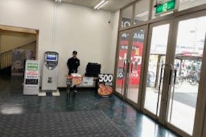 【フタバ図書TSUTAYA 海田店】プロモーションや物販に最適な風除室内のイベントスペース