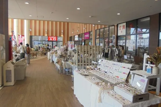 【イオンタウン宇多津】プロモーションや物産展、雑貨販売などに最適な2F中央広場のイベントスペース