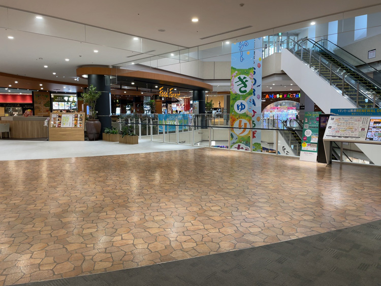 【イオンモール常滑】フードコート前