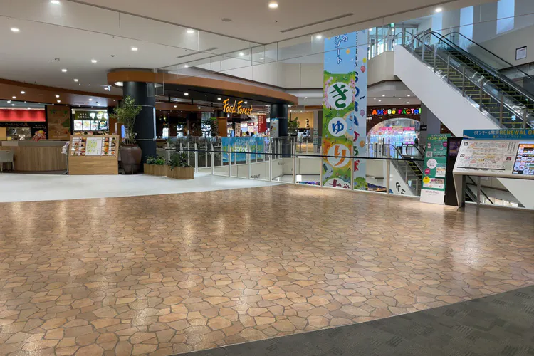 【イオンモール常滑】フードコート前