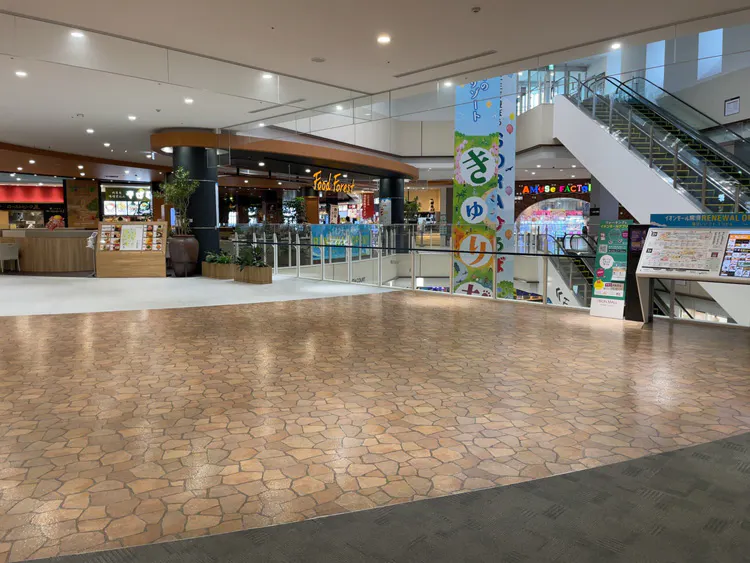 【イオンモール常滑】フードコート前