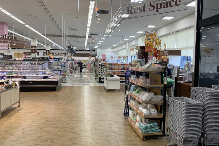 【オークワオーストリート紀の川井阪】プロモーションに利用可能な本コーナー前のスペース