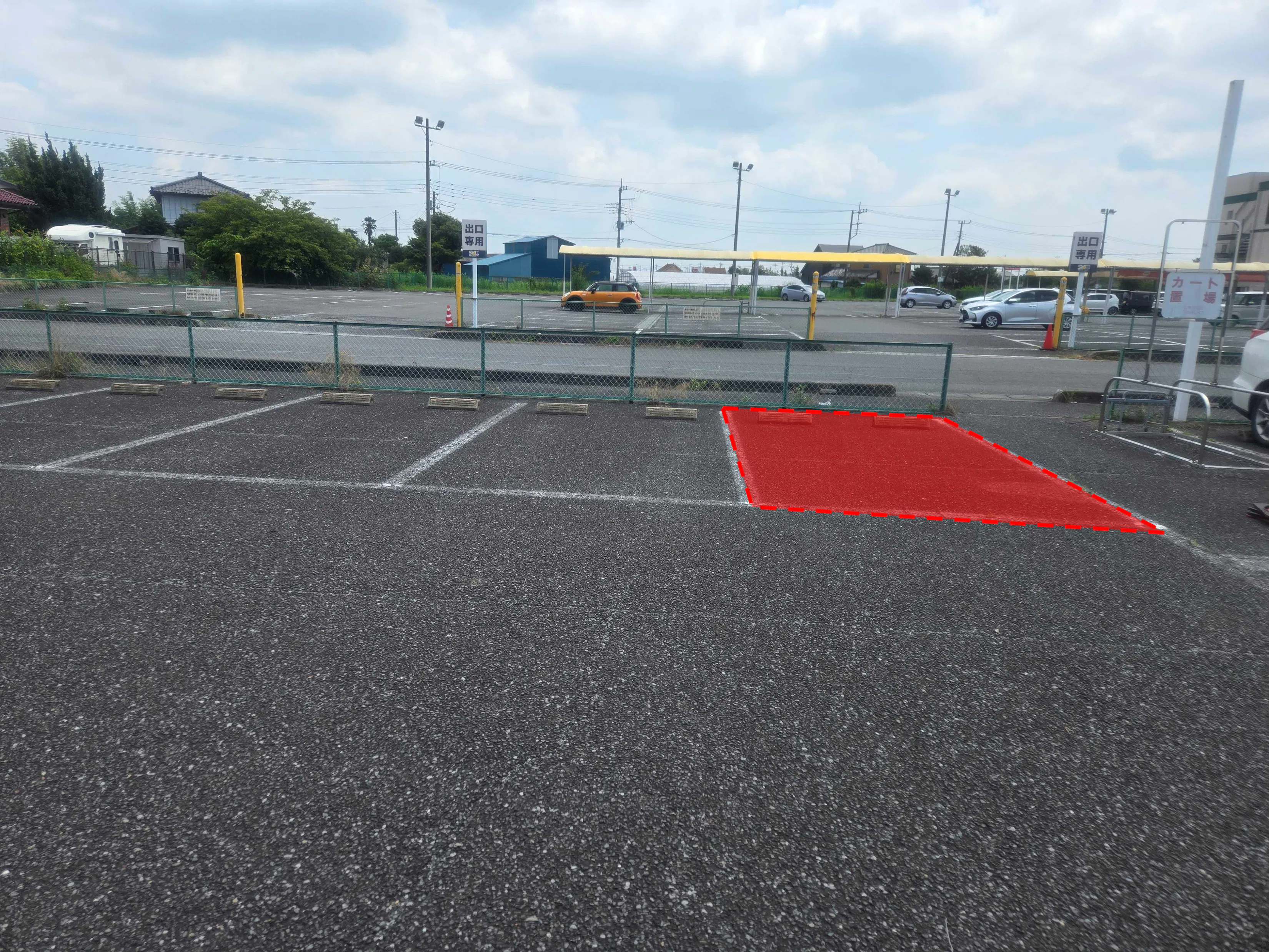 【スーパーバリュー 岩槻店】駐車場 各種プロモーション、会員獲得イベントに最適なスーパーマーケットの屋外催事イベントスペースの画像