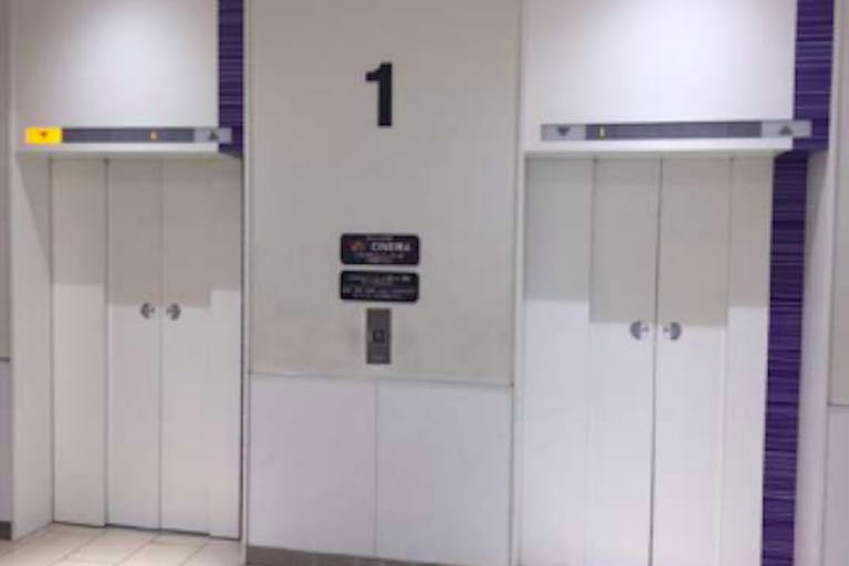 【イオンモールKYOTO】モール内広告 エレベーターの画像1