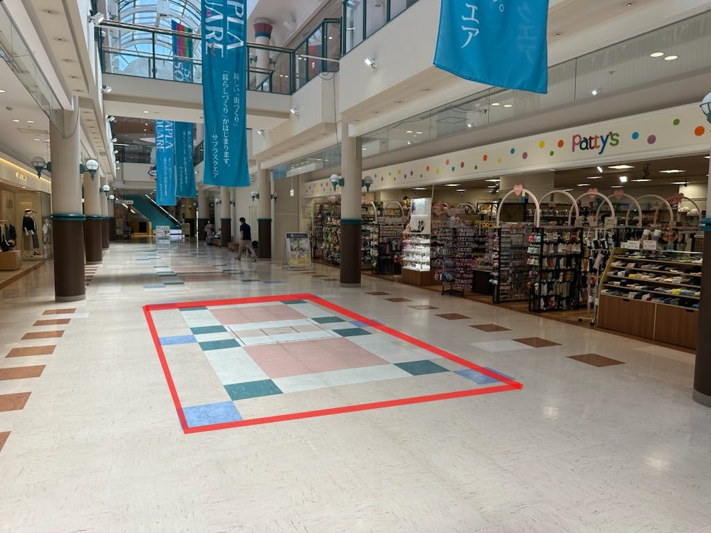 【サプラスクエア サプラ】食物販や販促プロモーションに最適な人通りが多い通路沿いに位置する催事スペース