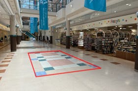 【サプラスクエア サプラ】食物販や販促プロモーションに最適な人通りが多い通路沿いに位置する催事スペース