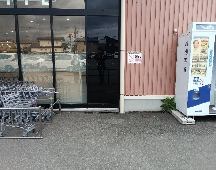 【イオンスーパーセンター紫波古館店】食品側入口　軒下 販促プロモーションや物販に最適なスーパー店外催事イベントスペース