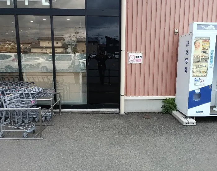 【イオンスーパーセンター紫波古館店】食品側入口　軒下 販促プロモーションや物販に最適なスーパー店外催事イベントスペース