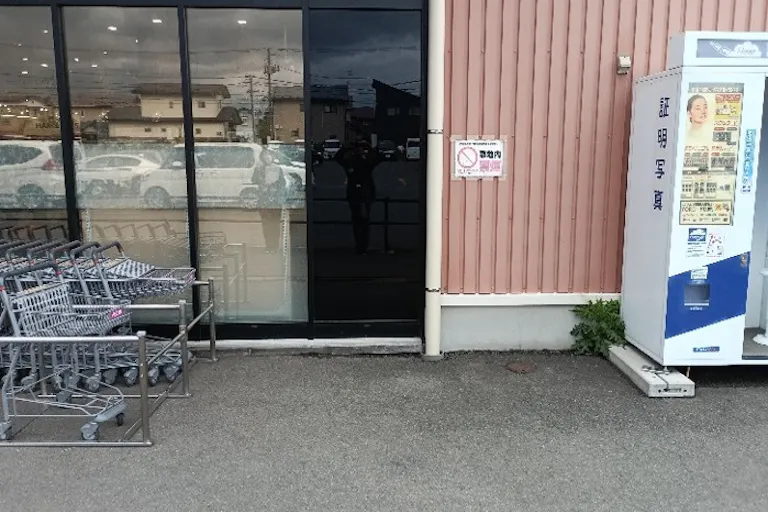 【イオンスーパーセンター紫波古館店】食品側入口 軒下 販促プロモーションや物販に最適なスーパー店外催事イベントスペースの画像1