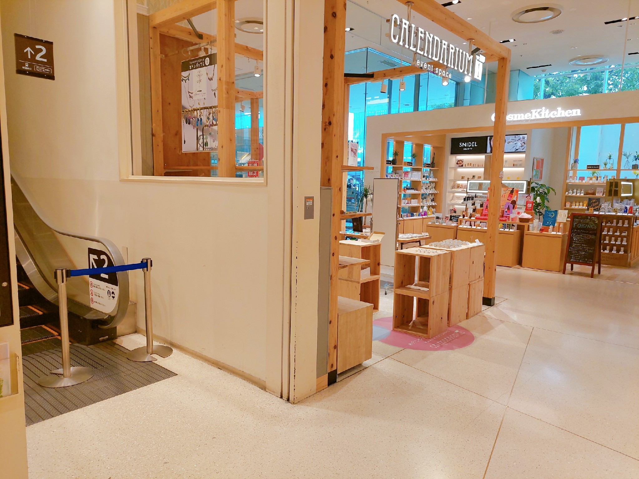 【神戸マルイ】1階カレンダリウムD04【物販・PR】三ノ宮駅徒歩1分。店内入って正面の好立地。トラフィックも多く物販・体験ワークショップ・プロモーションにも最適なスペースです。※最低利用日数7日間