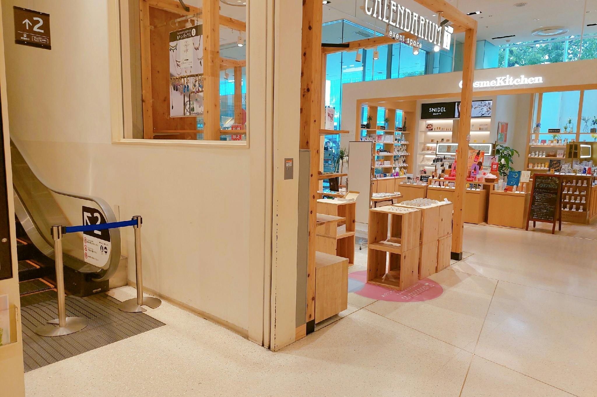 【神戸マルイ】1階カレンダリウムD04【物販・PR】三ノ宮駅徒歩1分。店内入って正面の好立地。トラフィックも多く物販・体験ワークショップ・プロモーションにも最適なスペースです。※最低利用日数7日間