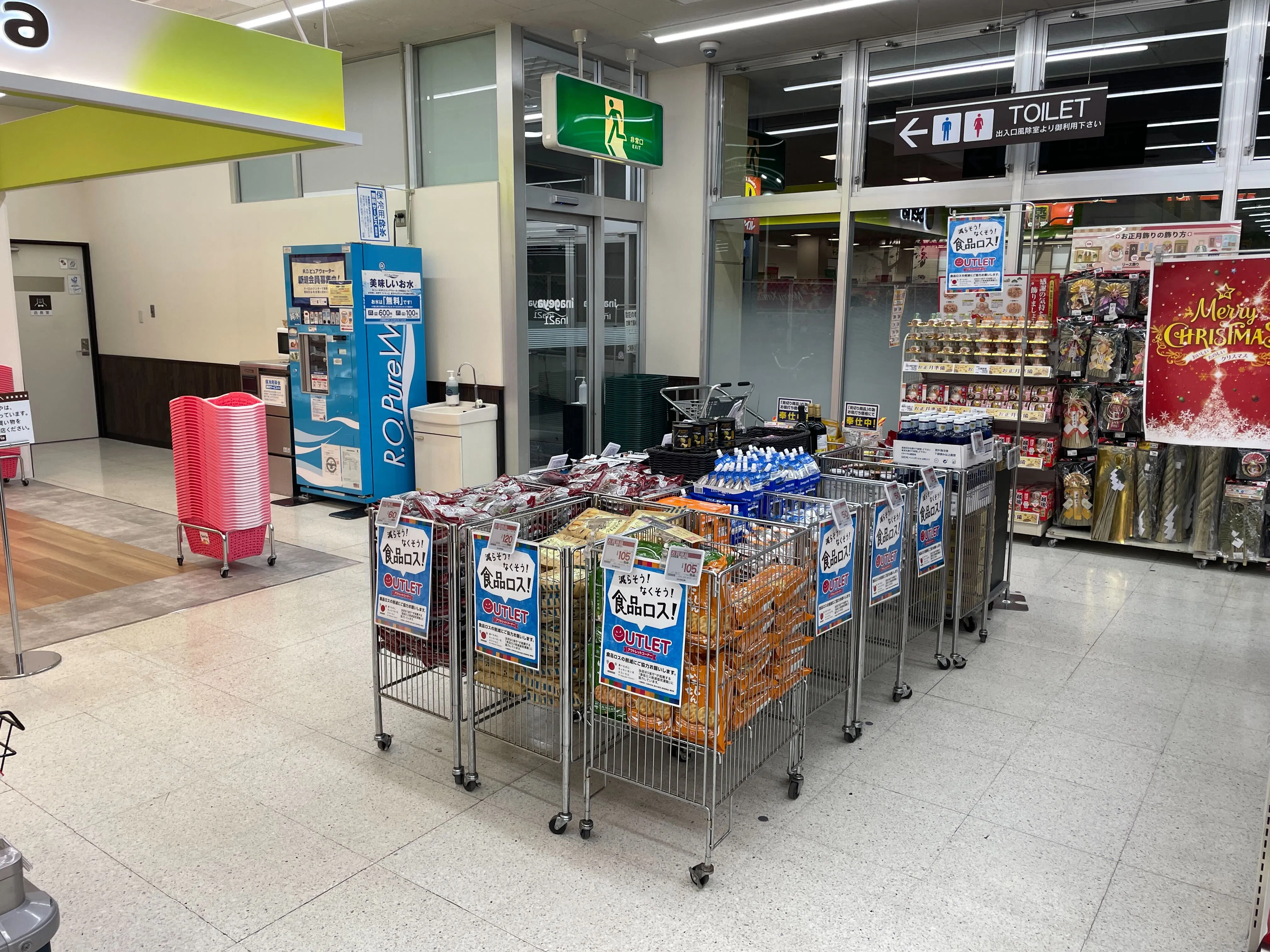 【いなげやina21町田成瀬台店】各種プロモーションイベントに最適なスーパーマーケットの店内レジアウト付近のスペース