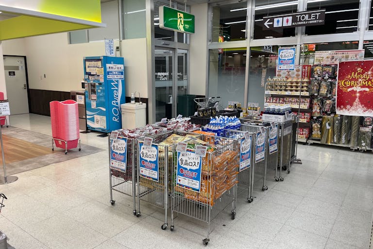 【いなげやina21町田成瀬台店】各種プロモーションイベントに最適なスーパーマーケットの店内レジアウト付近のスペースの画像1