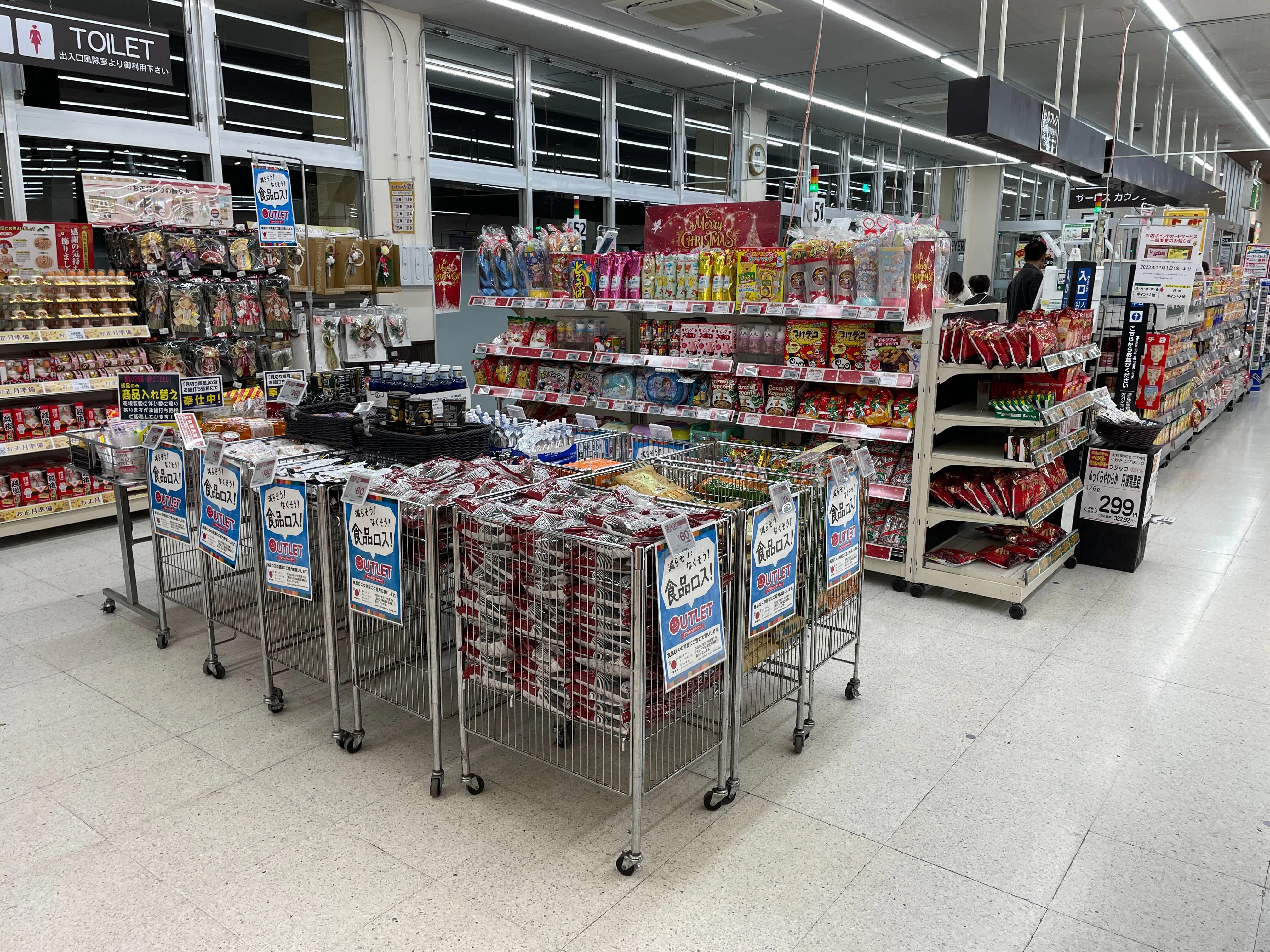 【いなげやina21町田成瀬台店】各種プロモーションイベントに最適なスーパーマーケットの店内レジアウト付近のスペース