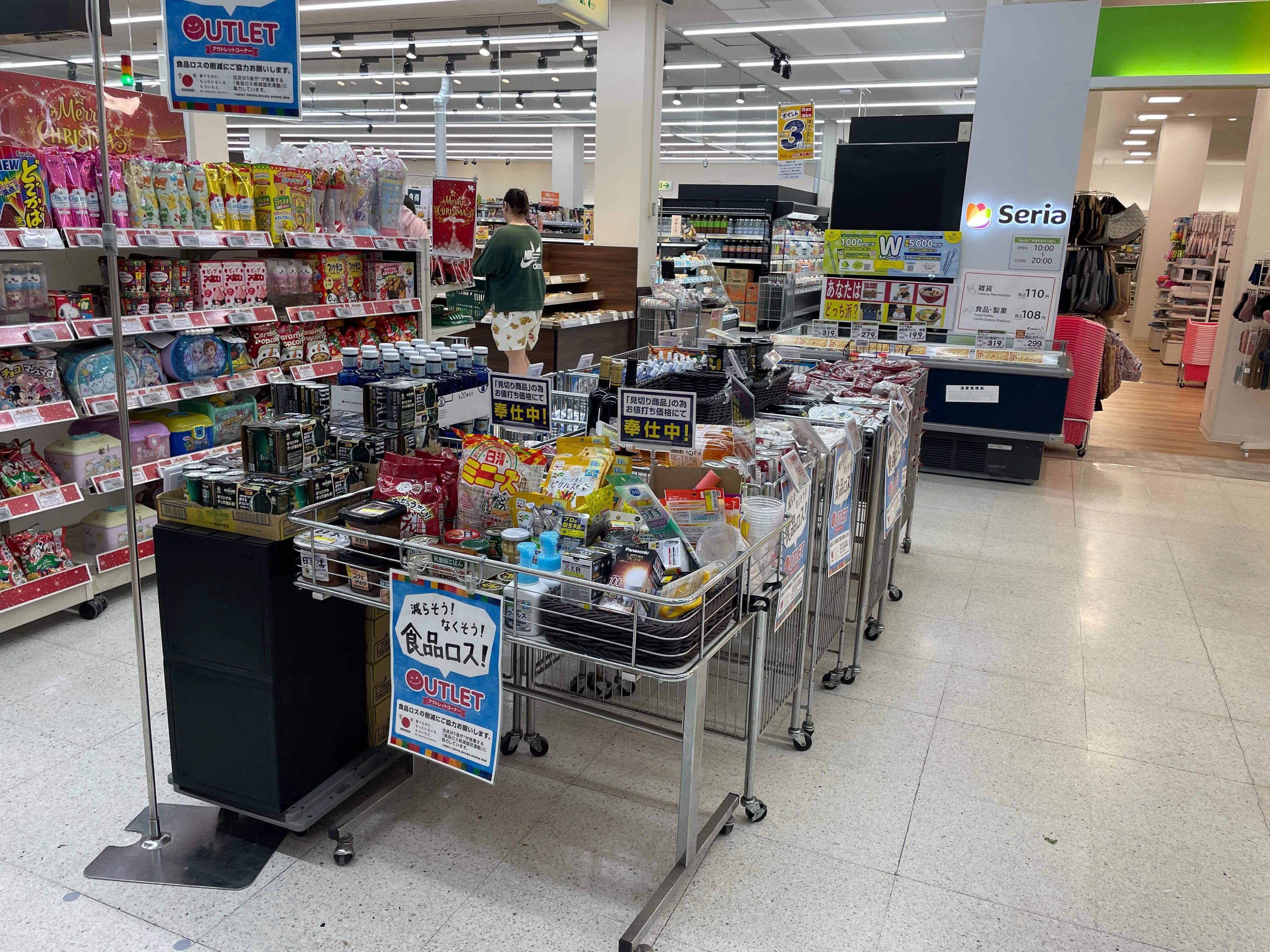 【いなげやina21町田成瀬台店】各種プロモーションイベントに最適なスーパーマーケットの店内レジアウト付近のスペース