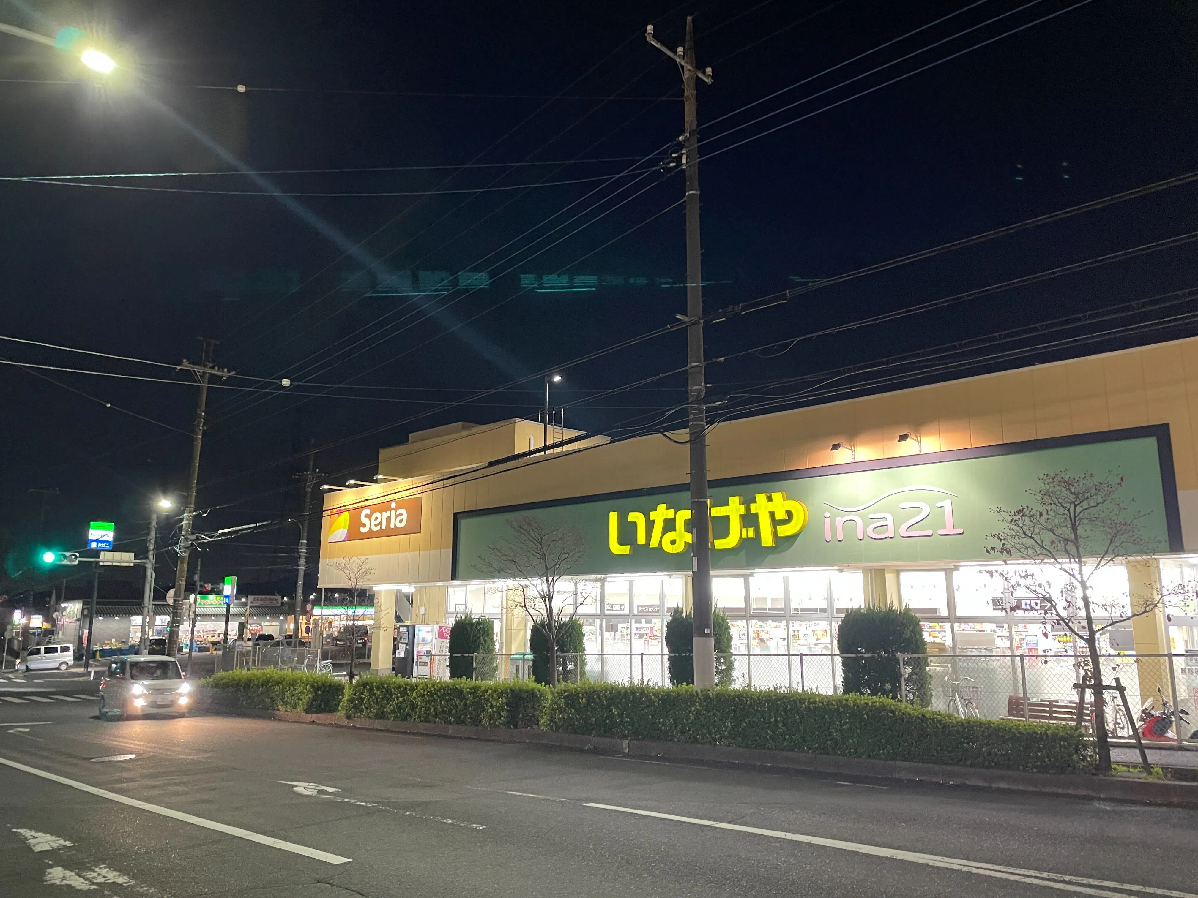 【いなげやina21町田成瀬台店】各種プロモーションイベントに最適なスーパーマーケットの店内レジアウト付近のスペース