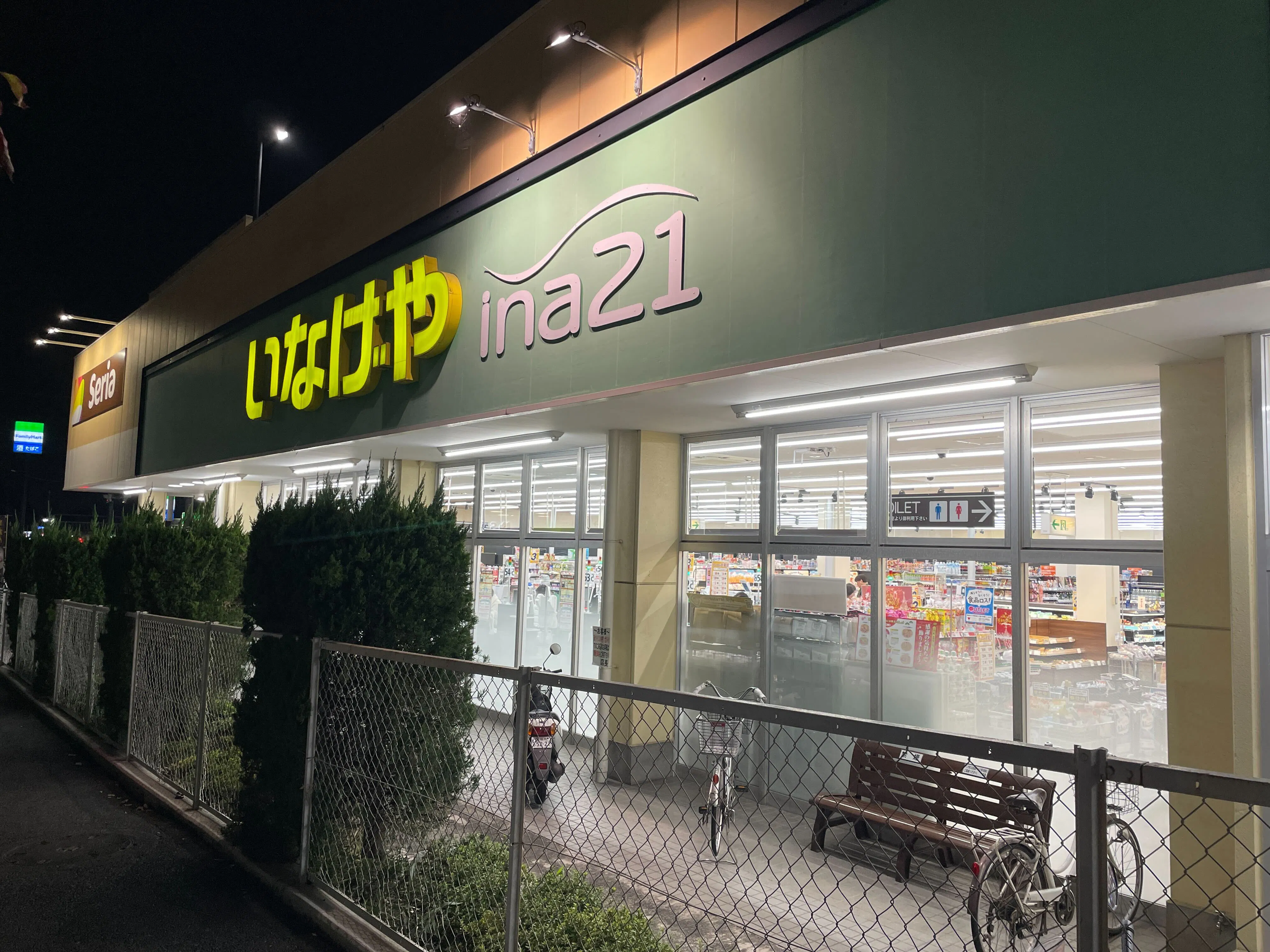 【いなげやina21町田成瀬台店】各種プロモーションイベントに最適なスーパーマーケットの店内レジアウト付近のスペース