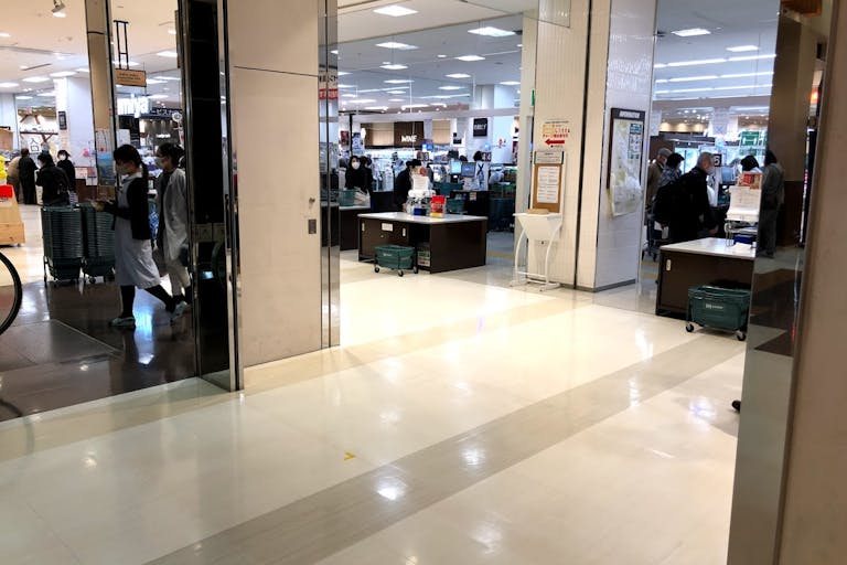 【エコール・いずみ】PRイベントや小規模ポップアップストアに最適な食料品売り場レジ前の注目度の高いエスカレーター横スペースの画像4