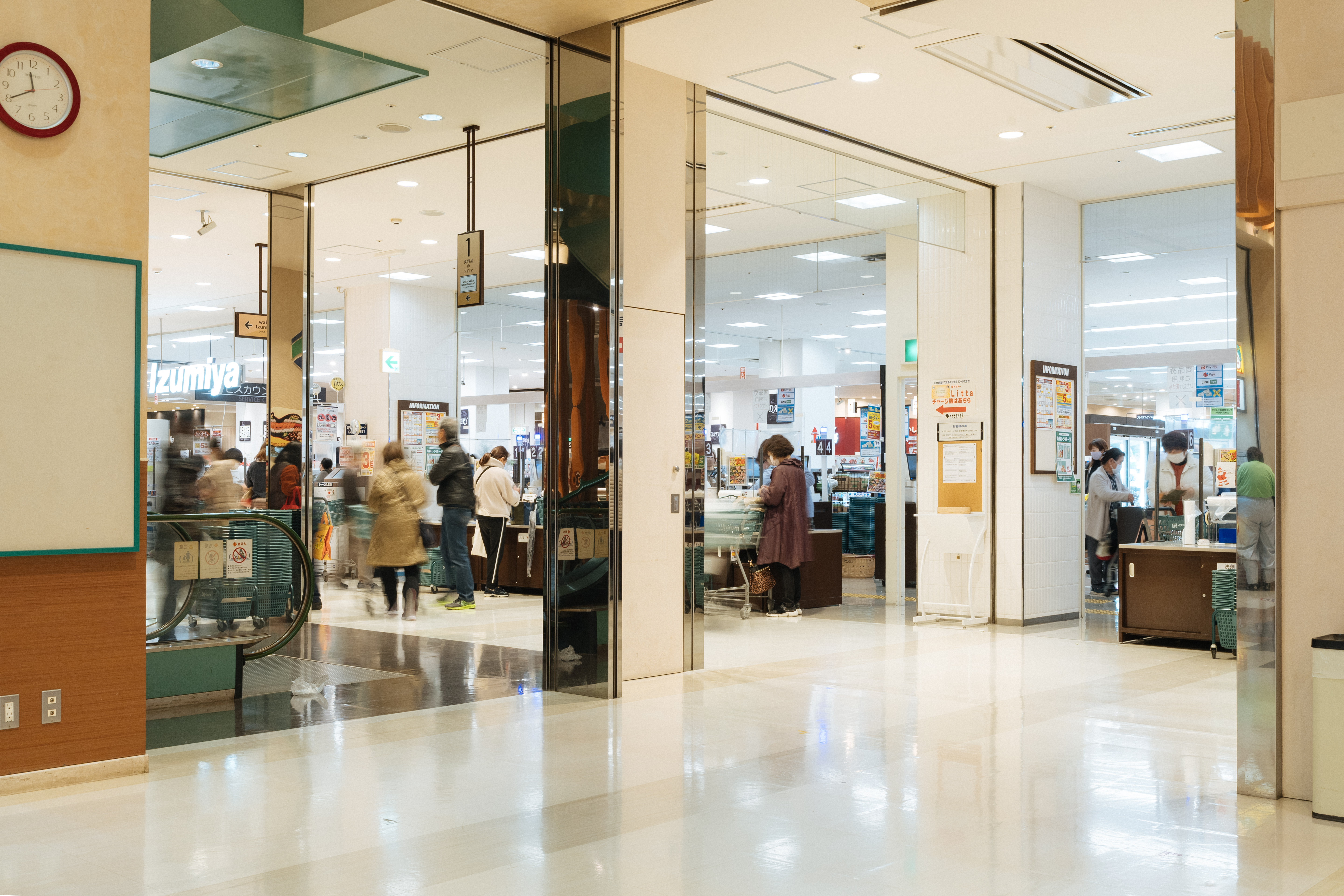 エコール いずみ Prイベントや小規模ポップアップストアに最適な食料品売り場レジ前の注目度の高いエスカレーター横スペース