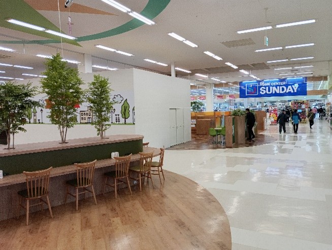 【イオンスーパーセンター盛岡渋民店】専門店入口側フードコート 販促プロモーションや物販に最適なスーパー店内催事イベントスペース