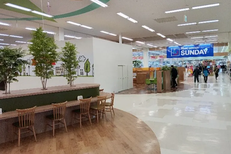 【イオンスーパーセンター盛岡渋民店】専門店入口側フードコート 販促プロモーションや物販に最適なスーパー店内催事イベントスペースの画像5