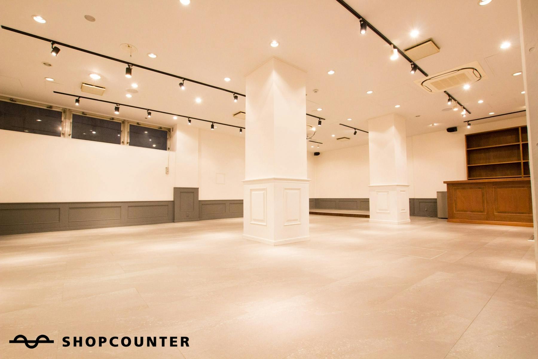 B1階フロアは、床壁ともに白を貴重としておりブランドに合わせた空間作りが可能です。