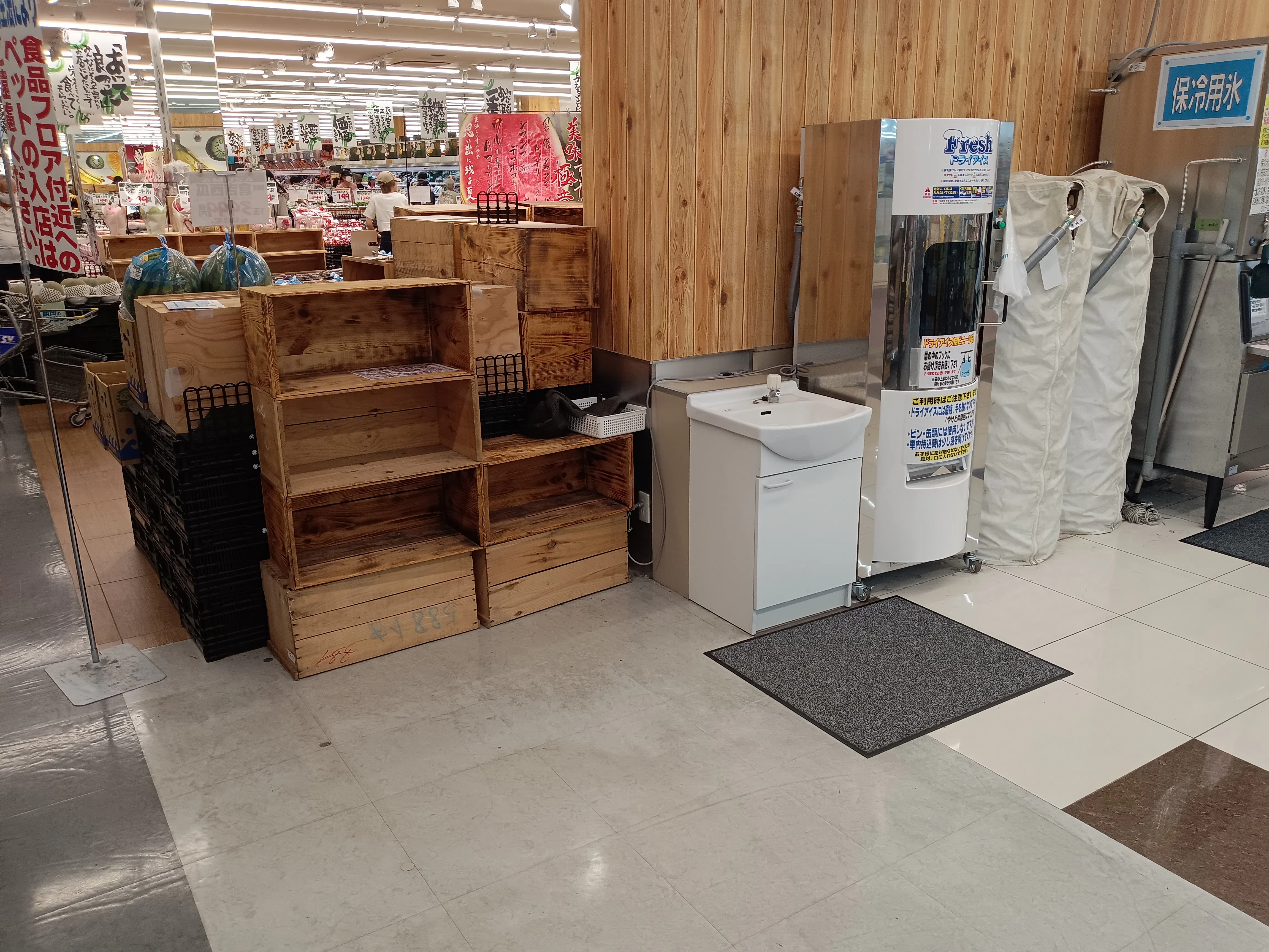 【スーパーバリュー ロピア戸田店】サッカー台付近 各種プロモーション、会員獲得イベントに最適なスーパーマーケットの屋内催事イベントスペース