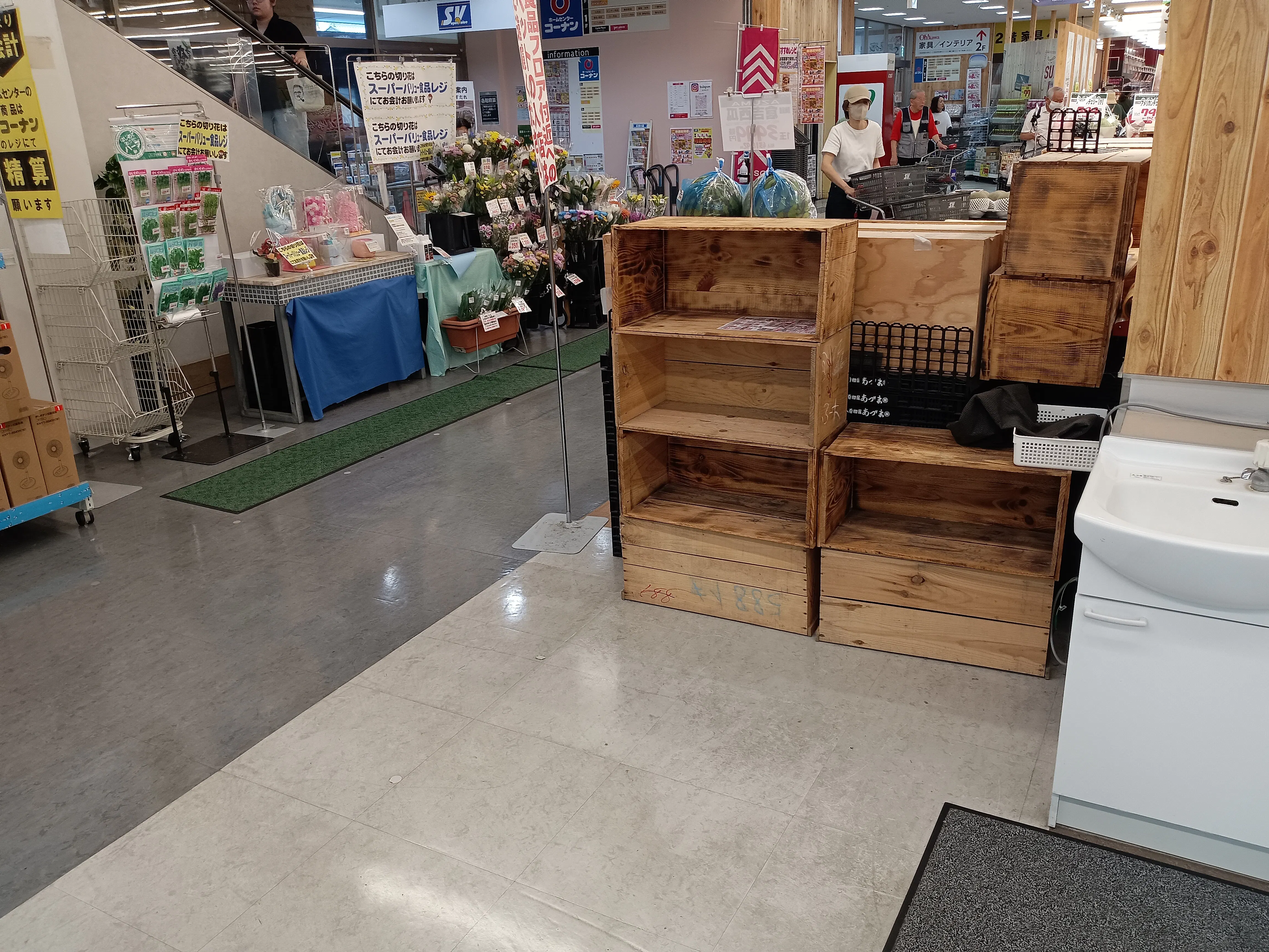 【スーパーバリュー ロピア戸田店】サッカー台付近 各種プロモーション、会員獲得イベントに最適なスーパーマーケットの屋内催事イベントスペース