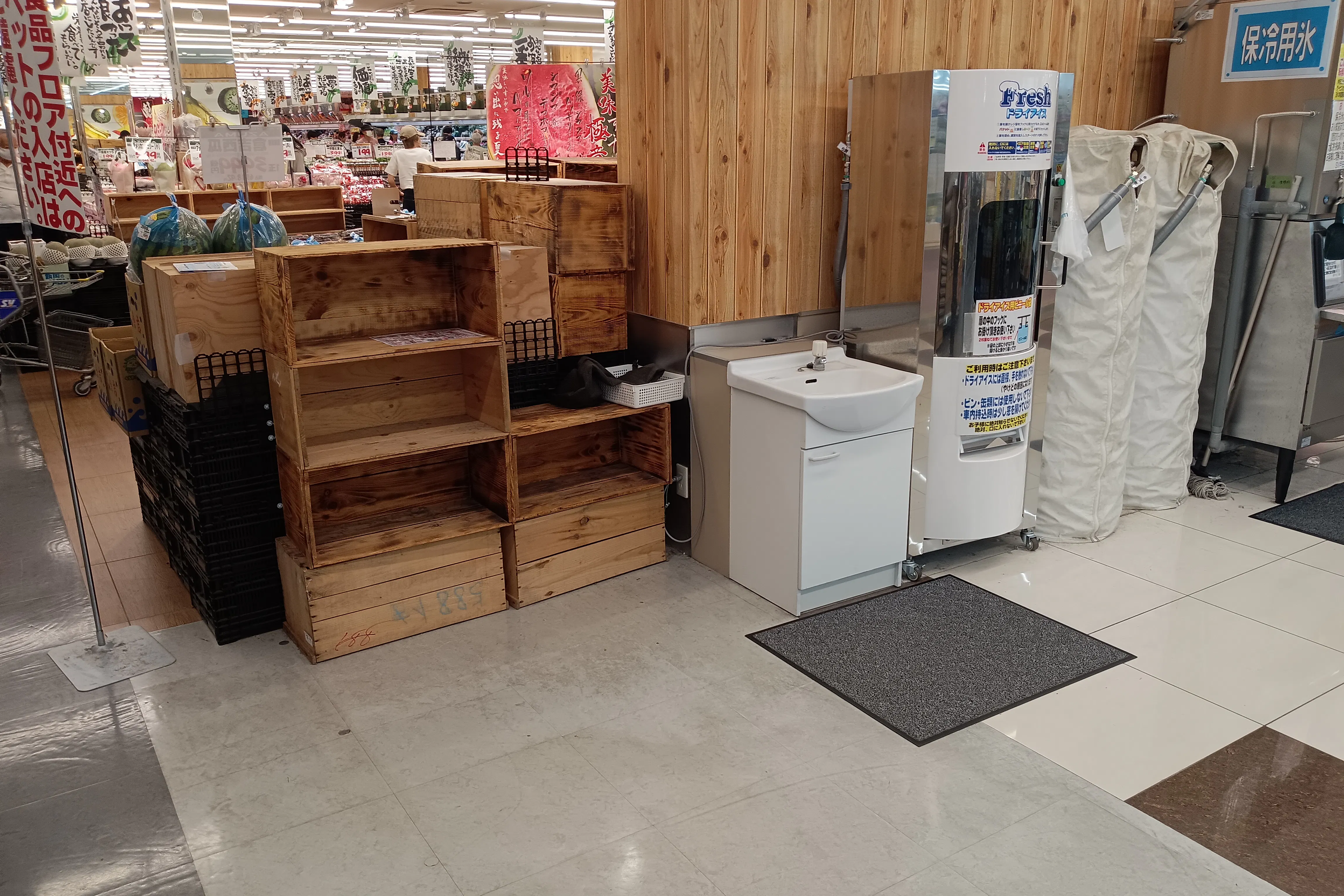 【スーパーバリュー ロピア戸田店】サッカー台付近 各種プロモーション、会員獲得イベントに最適なスーパーマーケットの屋内催事イベントスペース