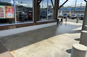 【ダイナム山口小郡店】各種プロモーションに最適なアミューズメント施設のイベントスペース(喫煙所横)