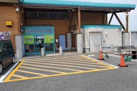 【ダイナム千葉海上店ゆったり館】キッチンカー出店やプロモーションイベントに最適なアミューズメント施設のイベントスペース(① 店舗食堂側入り口駐車場_大型キッチンカー駐車可)