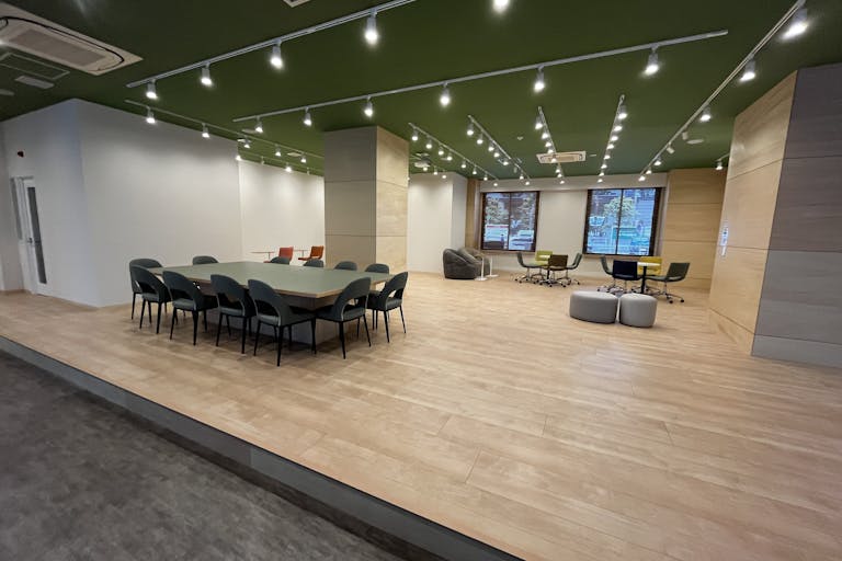 コンセント付きの長テーブルがあり、ワークショップなどのイベントにも