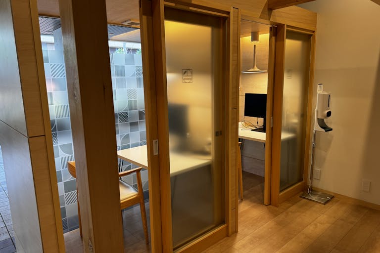 デスク付きの個室スペース