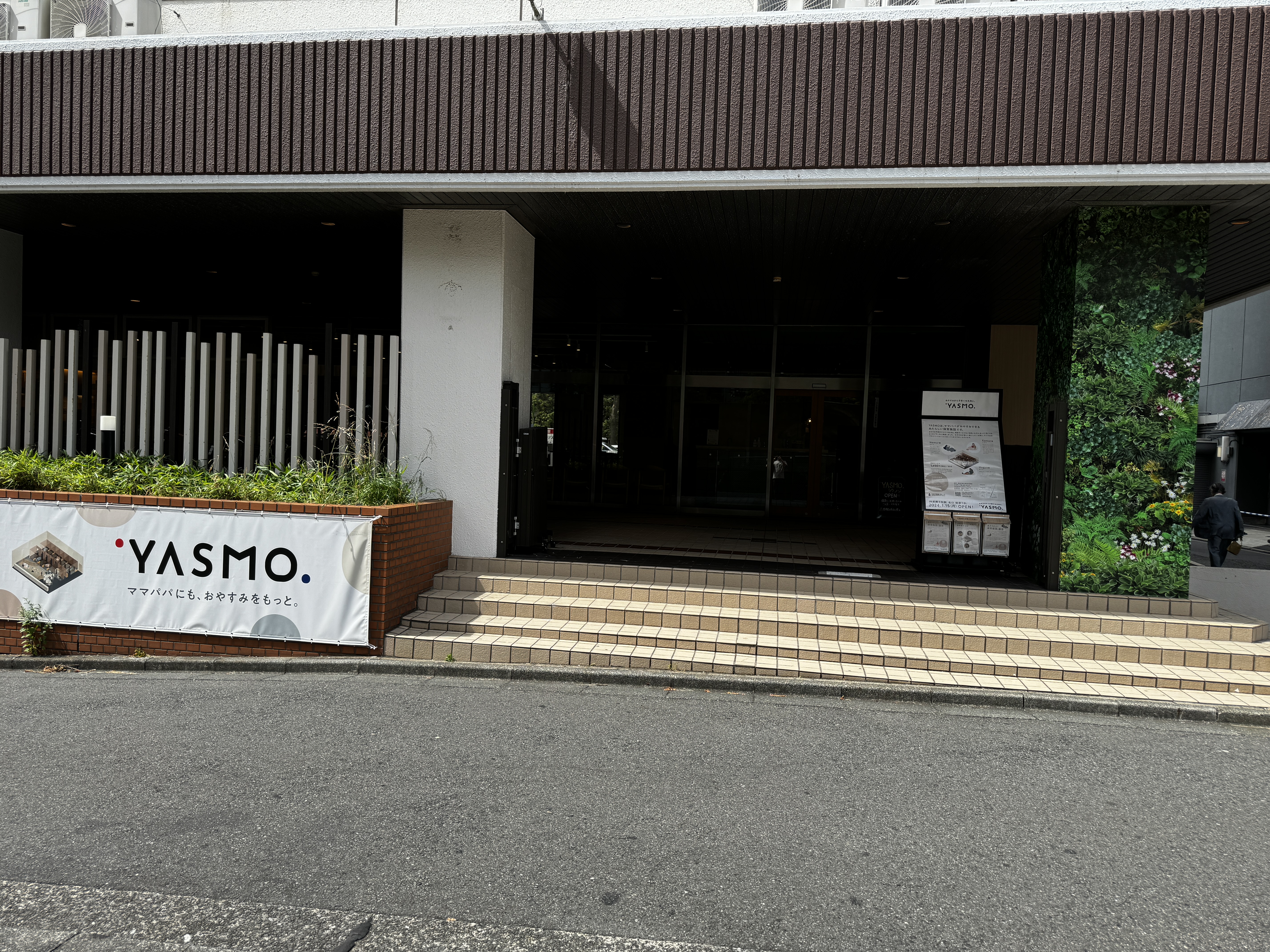 外観｜大きなビルの1階正面にスペースがございます。