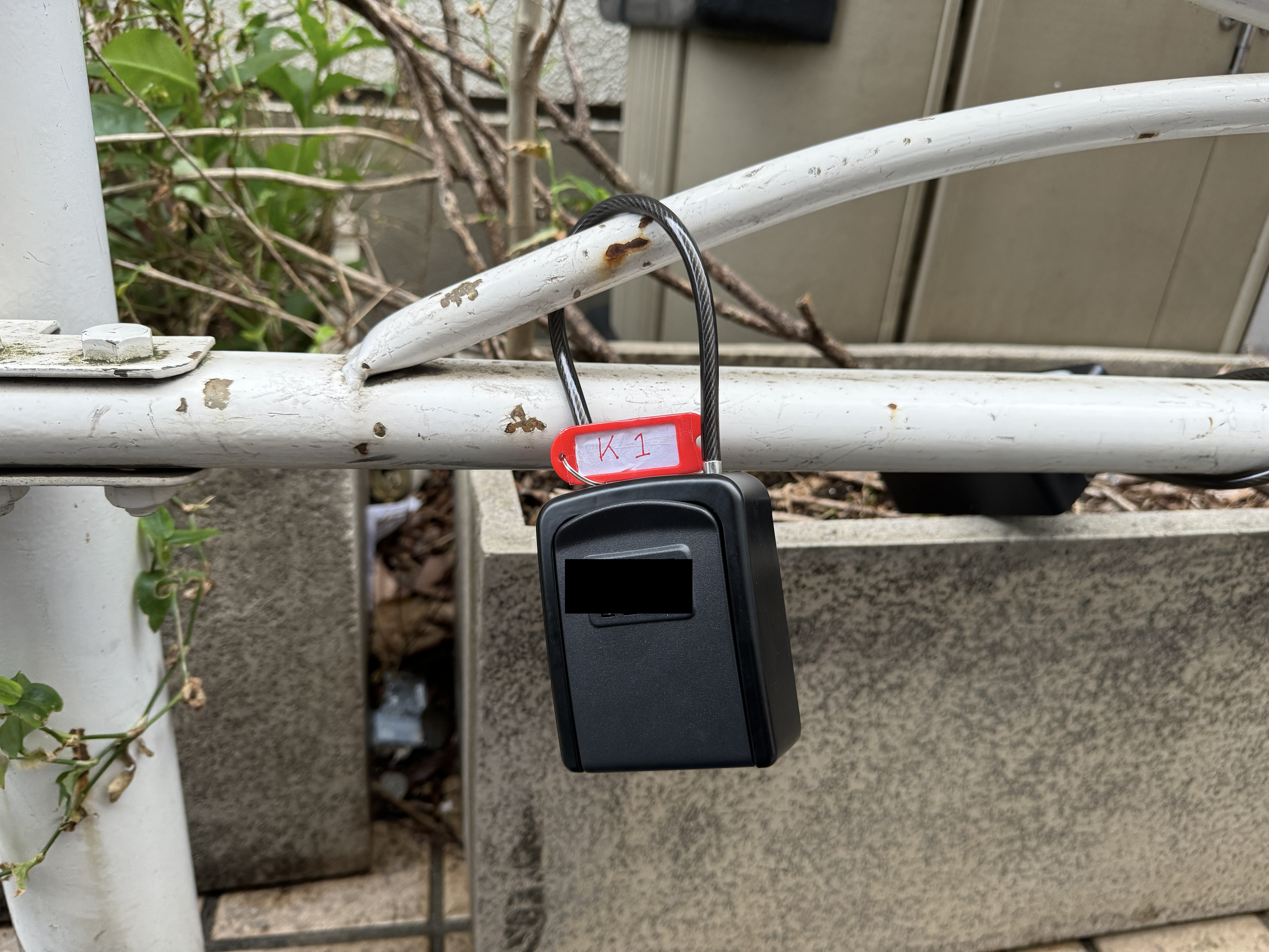 店舗右横の道路に黒のキーボックス（目印：K1と書かれています。）があります。