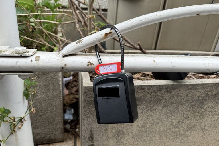 店舗右横の道路に黒のキーボックス(目印:K1と書かれています。)があります。