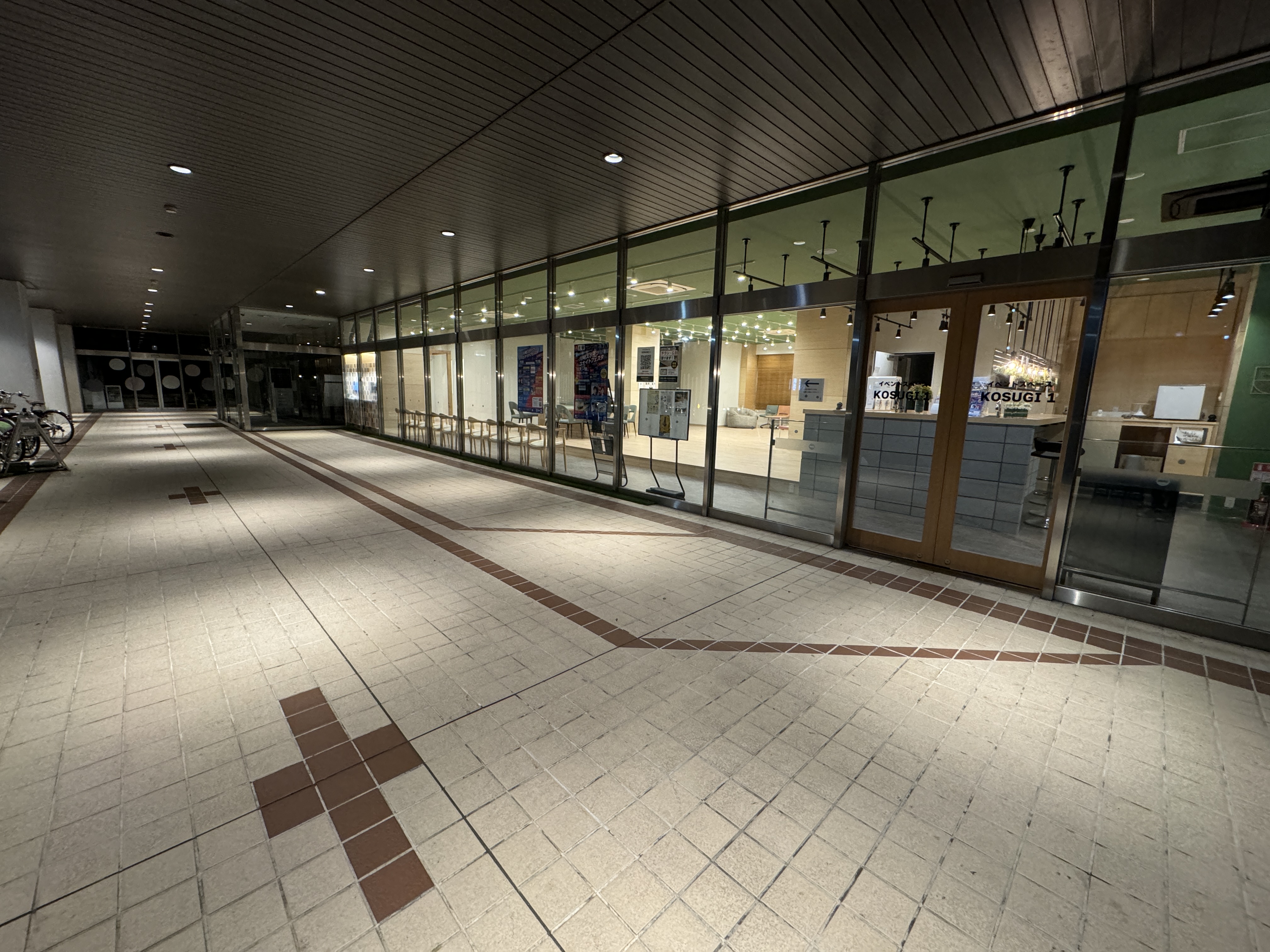 （夜）外観｜大きなビルの1階正面にスペースがございます。