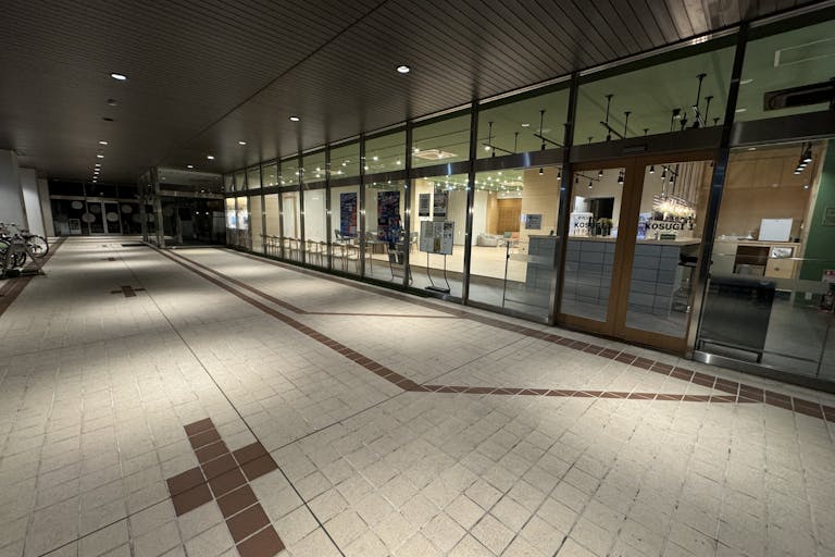 (夜)外観|大きなビルの1階正面にスペースがございます。
