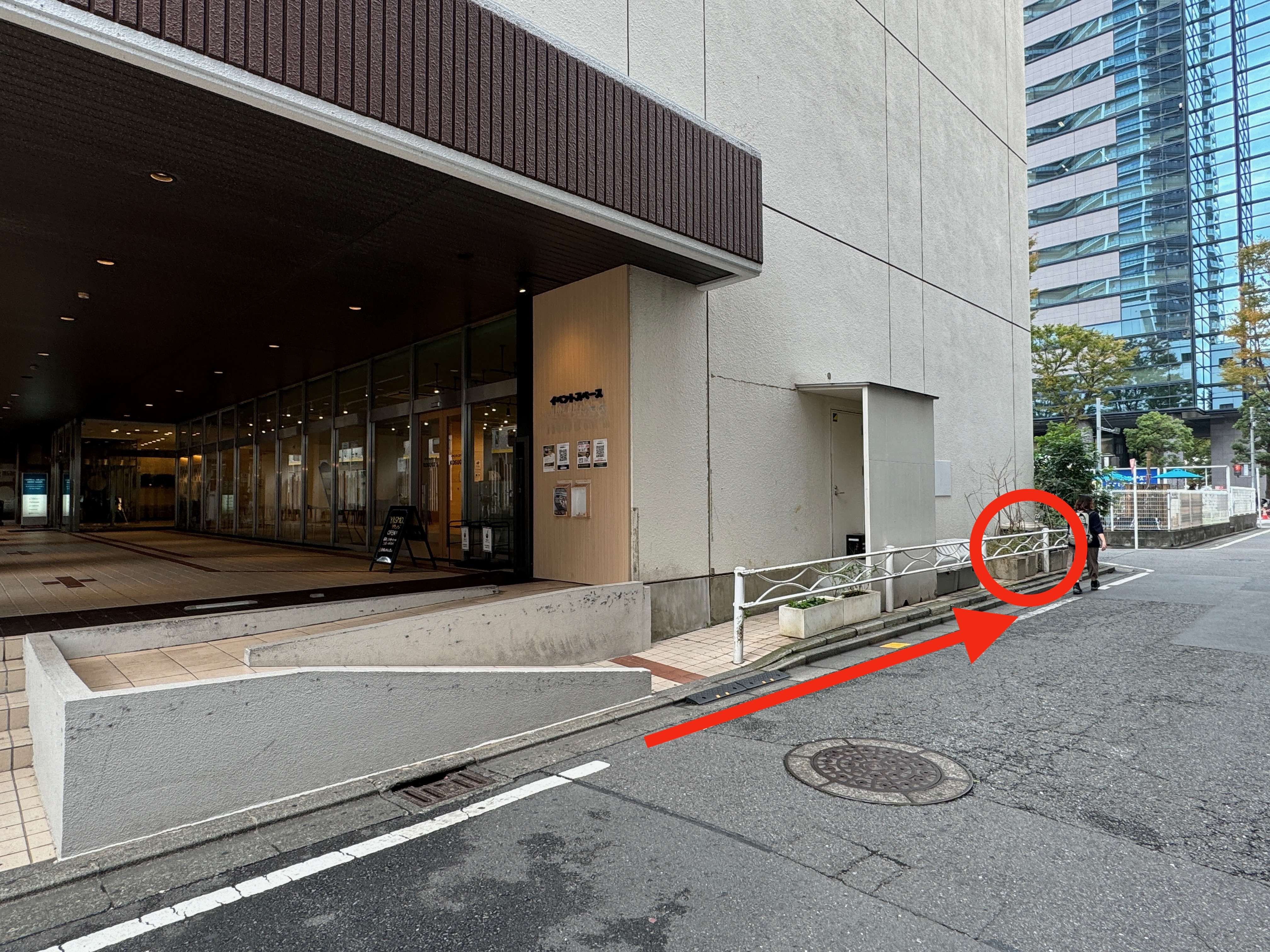 店舗右横の道路に黒のキーボックス（目印：K1と書かれています。）があります。