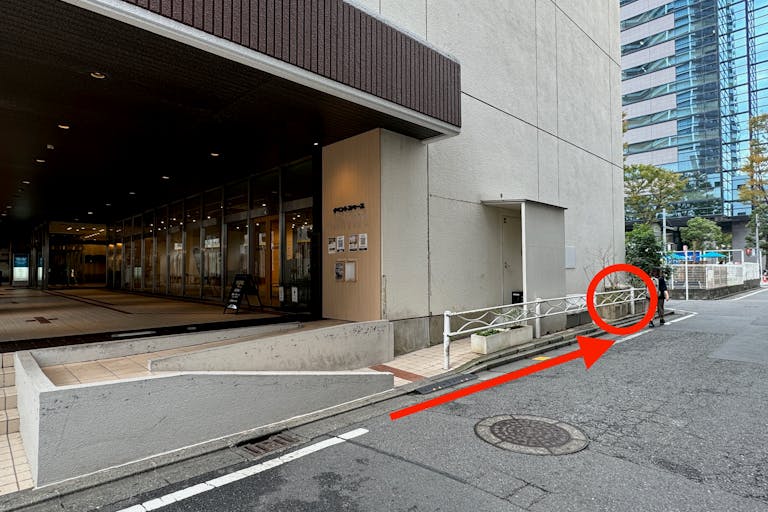 店舗右横の道路に黒のキーボックス(目印:K1と書かれています。)があります。