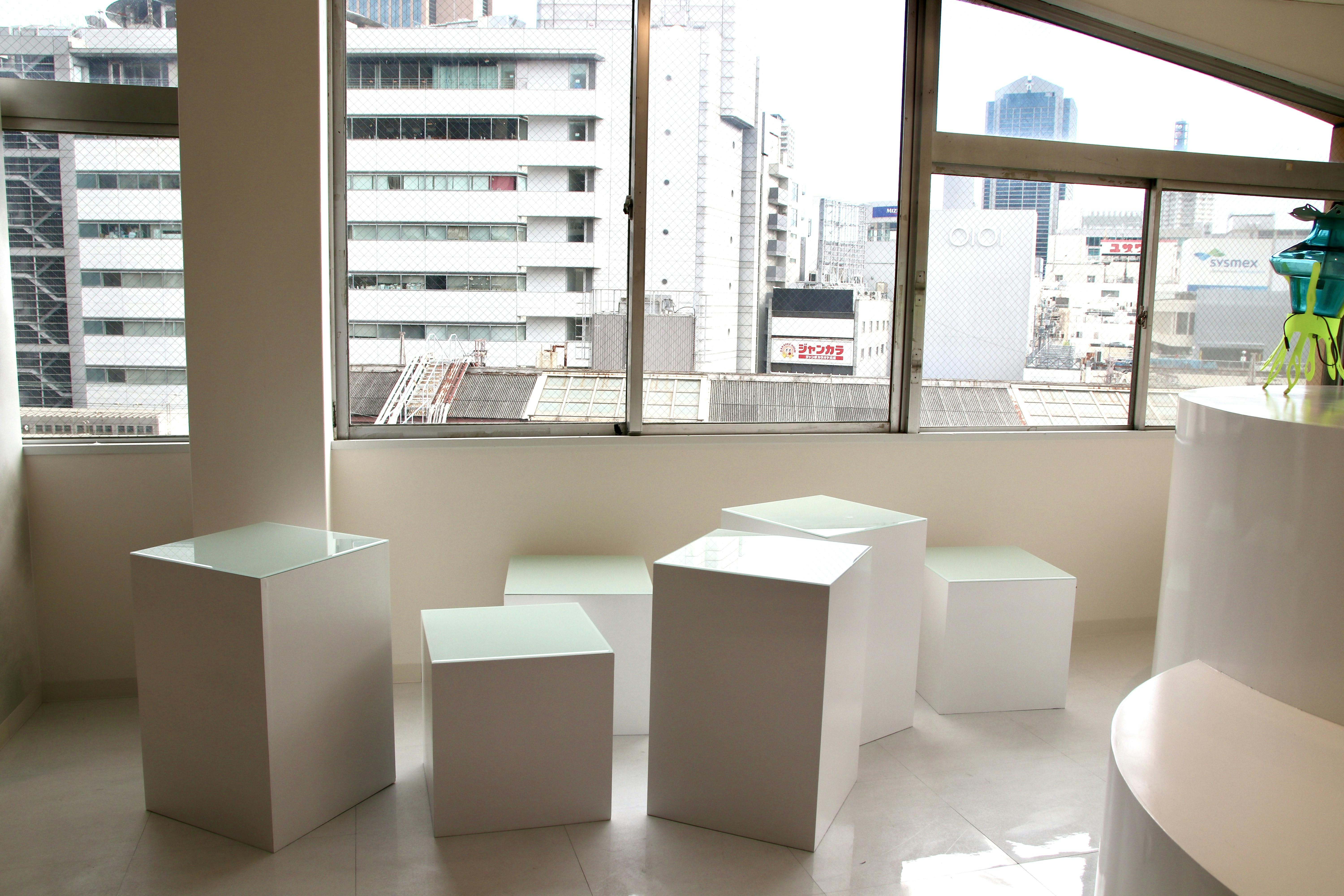 ランダムなサイズの什器です。