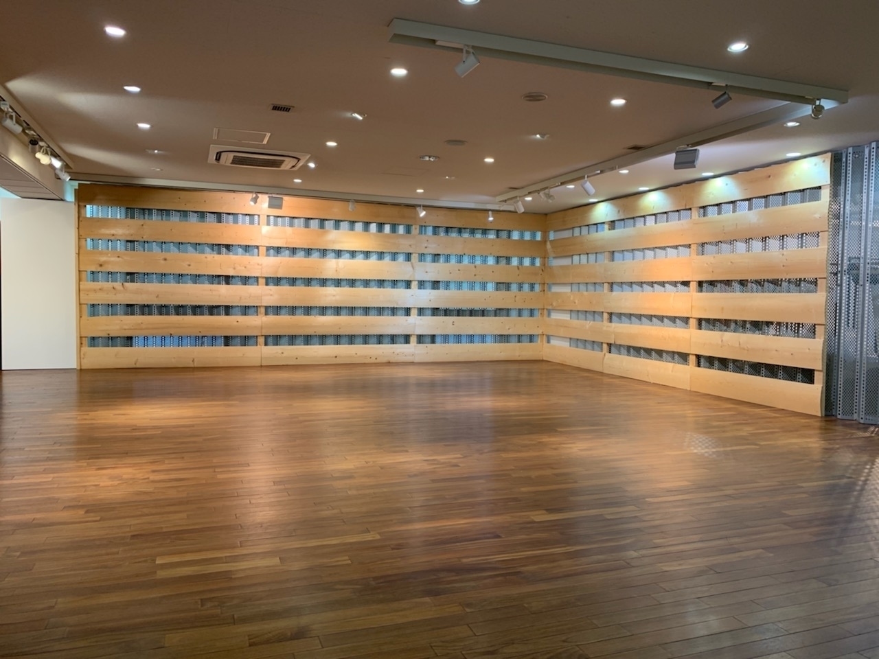 茶色を基調とし、落ち着いた雰囲気になっております。