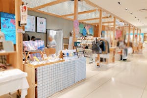 【神戸マルイ】1階カレンダリウムD05【物販・PR】店内入って直ぐの好立地。『フラワーロード』からの視認性抜群。専用什器やデジタルサイネージを完備。物販、プロモーションなどに最適なスペースです。