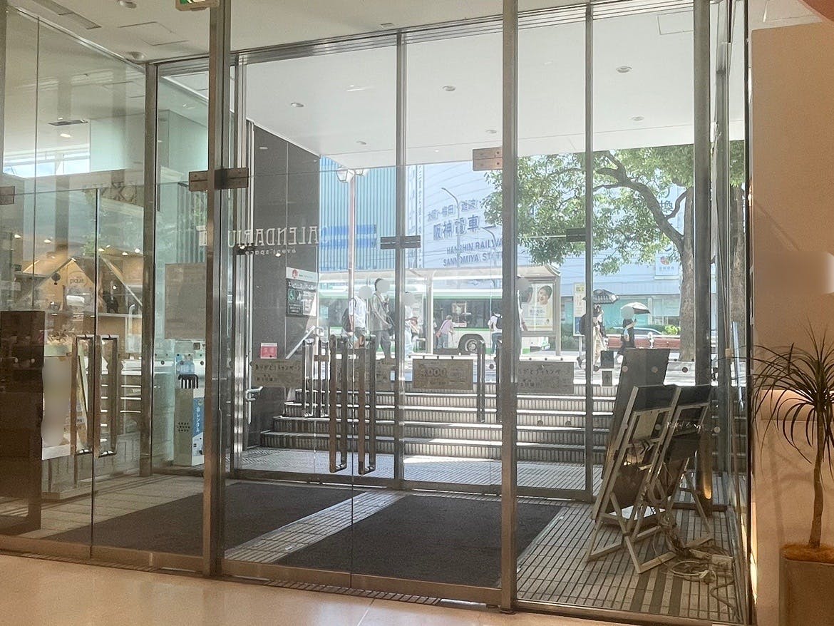 【神戸マルイ】１階カレンダリウムD05【物販・PR】店内入って直ぐの好立地。『フラワーロード』からの視認性抜群。専用什器やデジタルサイネージを完備。物販、プロモーションなどに最適なスペースです。