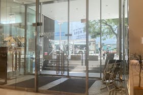 【神戸マルイ】1階カレンダリウムD05【物販・PR】店内入って直ぐの好立地。『フラワーロード』からの視認性抜群。専用什器やデジタルサイネージを完備。物販、プロモーションなどに最適なスペースです。