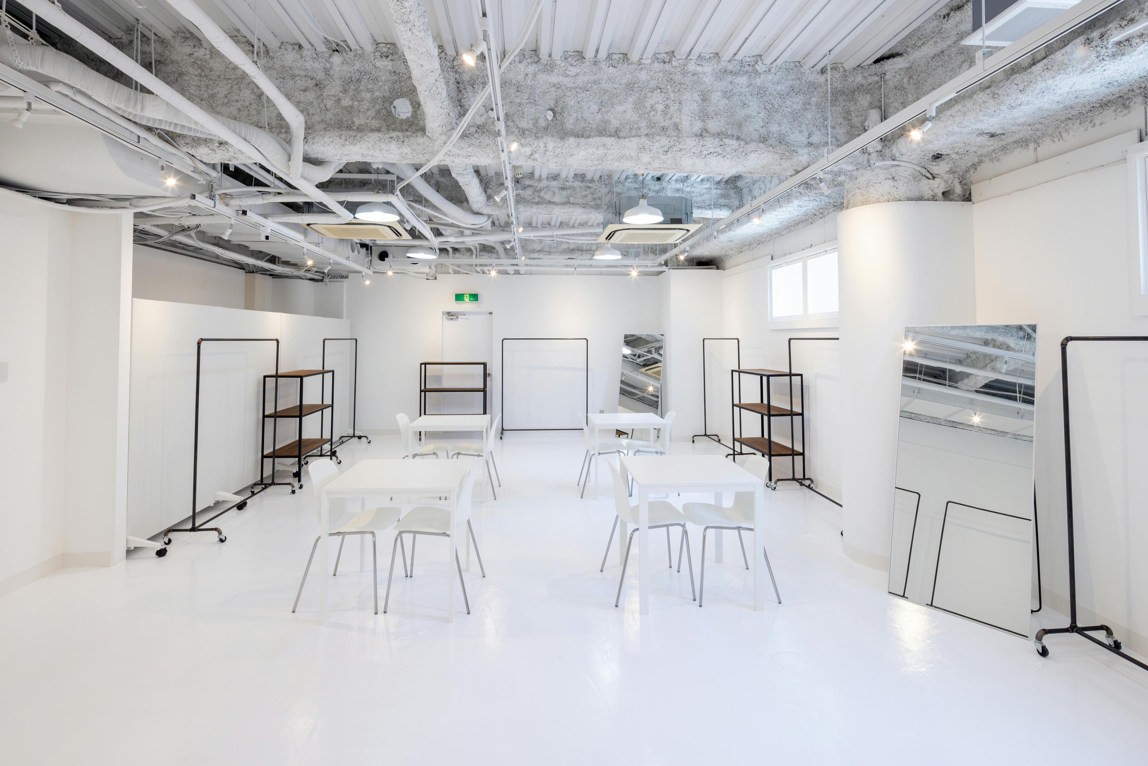 【心斎橋駅5分】招待制のファッション系展示販売会やアート系展示会に最適な白を基調とした清潔感のあるレンタルスペース